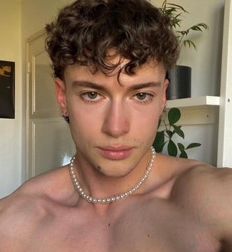 Profil de Housni, 24 ans, Lieu gay à Enges